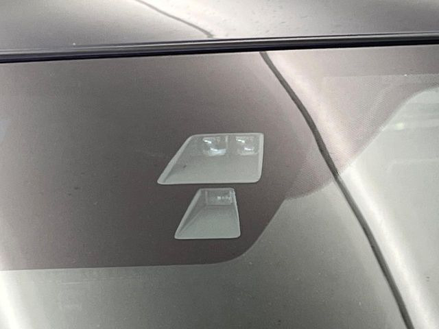 【スマートシティブレーキサポート】低速走行中に前方の車両等を認識し、衝突しそうな時は警報とブレーキで衝突回避と被害軽減をアシスト。より安全にドライブをお楽しみいただけます。