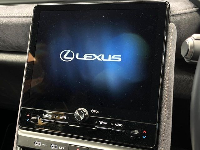 �y9.8�C���` �f�B�X�v���C�I�[�f�B�I�z���ʂ̃f�B�X�v���C��AppleCarPlay��AndroidAuto�����p�\�B�傫�ȉ�ʂŃX�}�z�i�r�A�v���������p���������܂���