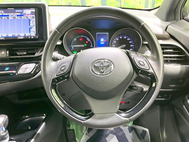 インテリアに合わせたデザインのステアリングは、運転される方のことも考え、運転しやすい形状、大きさです。是非一度、実際に触ってお確かめください。