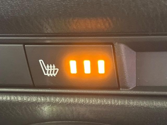 【シートヒーター】寒い日に重宝するシートヒーター!エアコンより早く温まってくれるので寒がりの人も安心ですね♪エアコンの温風は乾燥するから苦手、という方にもをおすすめです。