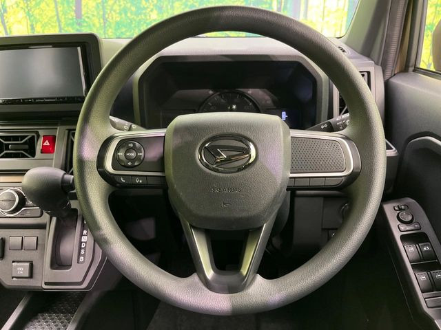 �C���e���A�ɍ��킹���f�U�C���̃X�e�A�����O�́A�^�]�������̂��Ƃ��l���A�^�]���₷���`��A�傫���ł��B�����x�A���ۂɐG���Ă��m���߂��������B