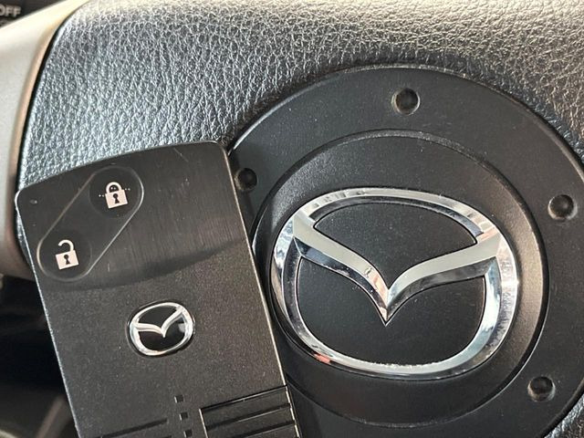 【アドバンストキー】カバンやポケットに入れたままでもドアの施錠・解錠が可能なスマートキーを装備。エンジンのオン・オフ時もカギを取り出す必要が無いからとっても便利です♪