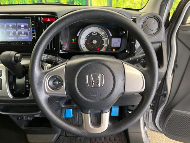 �C���e���A�ɍ��킹���f�U�C���̃X�e�A�����O�́A�^�]�������̂��Ƃ��l���A�^�]���₷���`��A�傫���ł��B�����x�A���ۂɐG���Ă��m���߂��������B