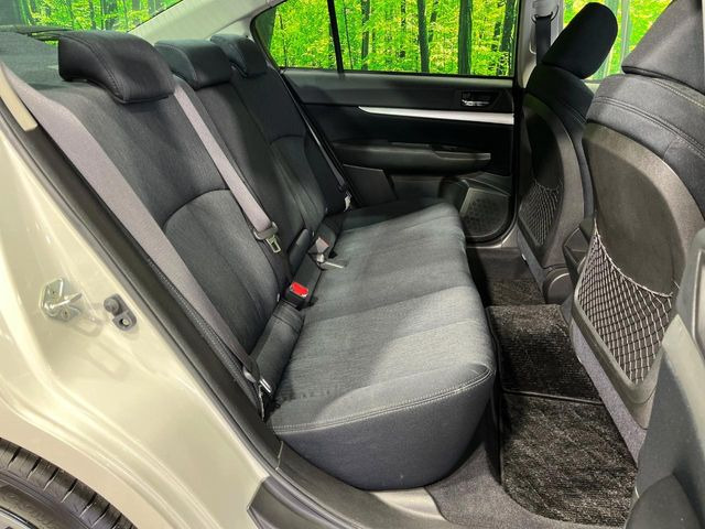 後部座席も気になるようなキズ・汚れやへたり等、大きなダメージはなく、良好な状態です。