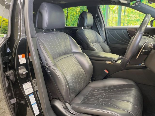 【黒革シート】上質な本革を使用し、高級感あふれる黒革シート。常に体に触れる部分だから、座り心地の良さにはこだわりたいですね♪汚れの付着や劣化を抑制する内装コーティング施工もおススメですよ♪