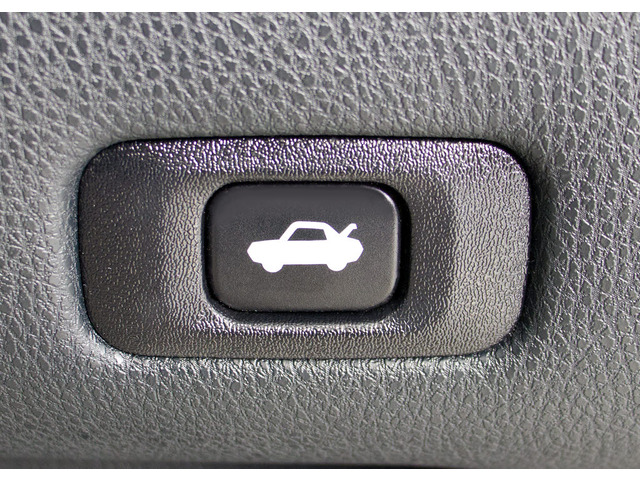 ボタン一つでトランクオープンが可能!車内から操作できる為、非常に便利な装備の一つとなります!