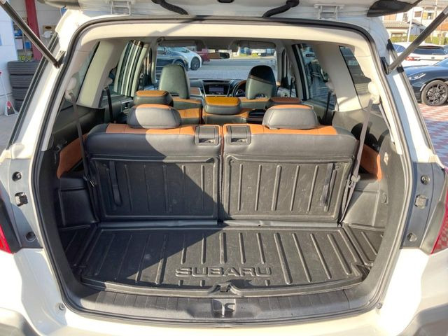 普段のお買い物や通勤、送迎等に十分な荷室スペースを確保しております。サード、セカンドシートを倒すと、大きな荷物の積載も可能です♪