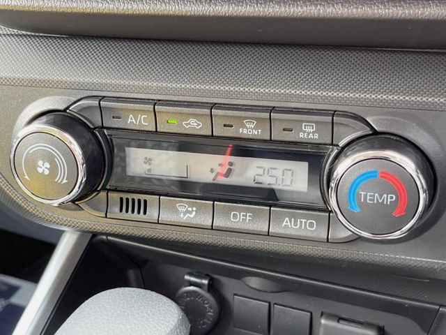 【オートエアコン】一度お好みの温度に設定すれば、車内の温度を検知し風量や温度を自動で調整。暑い&hellip;寒い&hellip;と何度もスイッチ操作をする必要はありません。快適な車内空間には必須の機能ですね♪