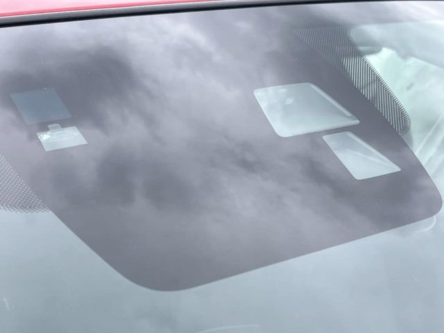 �yi-ACTIVESENSE�z���s���ɑO���̎ԗ�����F�����A�Փ˂������Ȏ��͌x��ƃu���[�L�ŏՓˉ���Ɣ�Q�y�����A�V�X�g�B�����S�Ƀh���C�u�����y���݂��������܂��B