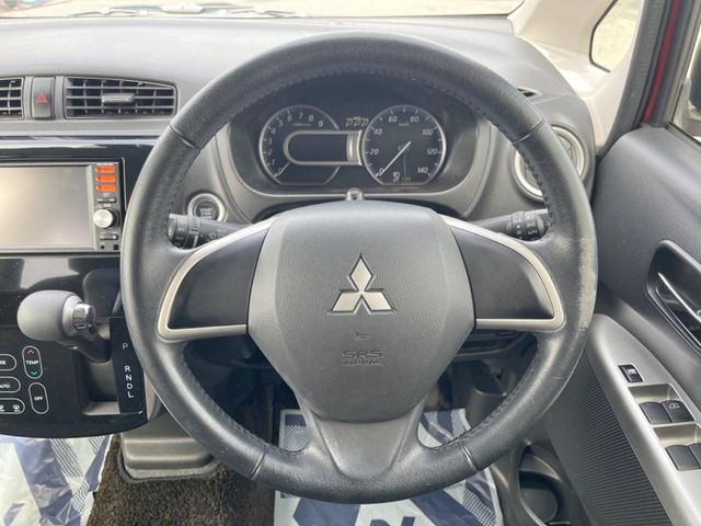 インテリアに合わせたデザインのステアリングは、運転される方のことも考え、運転しやすい形状、大きさです。是非一度、実際に触ってお確かめください。