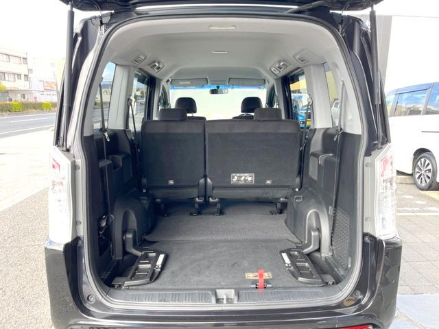 ���i�̂���������ʋ΁A���}���ɏ\���ȉ׎��X�y�[�X���m�ۂ��Ă���܂��B�Z�J���h�V�[�g��|���ƁA�傫�ȉו��̐ύڂ��\�ł���