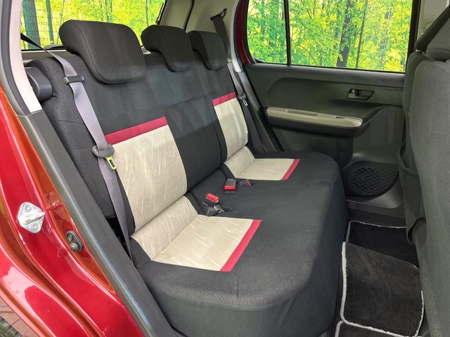 後部座席も気になるようなキズ・汚れやへたり等、大きなダメージはなく、良好な状態です。