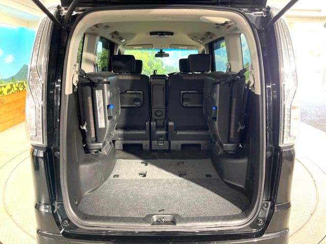 ���i�̂���������ʋ΁A���}���ɏ\���ȉ׎��X�y�[�X���m�ۂ��Ă���܂��B�Z�J���h�V�[�g��|���ƁA�傫�ȉו��̐ύڂ��\�ł���