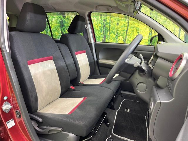 運転席シート廻りは使用感も少なく、良好な状態となっています。前オーナー様が丁寧に使っていたことがよくわかりますね。