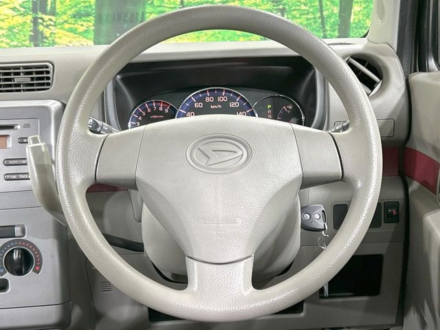 �C���e���A�ɍ��킹���f�U�C���̃X�e�A�����O�́A�^�]�������̂��Ƃ��l���A�^�]���₷���`��A�傫���ł��B�����x�A���ۂɐG���Ă��m���߂��������B