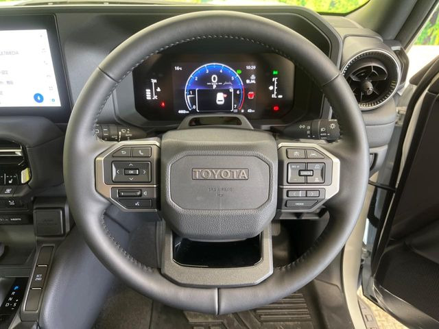 �C���e���A�ɍ��킹���f�U�C���̃X�e�A�����O�́A�^�]�������̂��Ƃ��l���A�^�]���₷���`��A�傫���ł��B�����x�A���ۂɐG���Ă��m���߂��������B