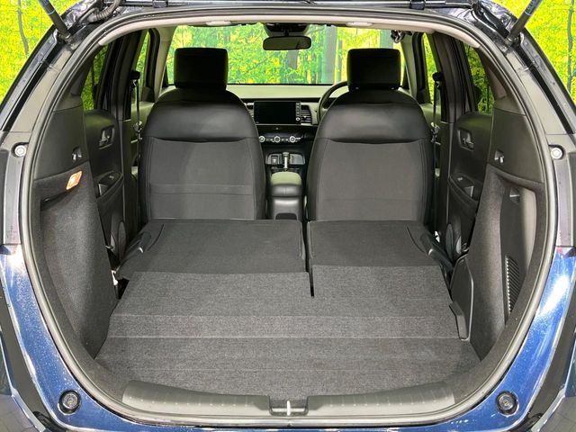 ���i�̂���������ʋ΁A���}���ɏ\���ȉ׎��X�y�[�X���m�ۂ��Ă���܂��B�Z�J���h�V�[�g��|���ƁA�傫�ȉו��̐ύڂ��\�ł���