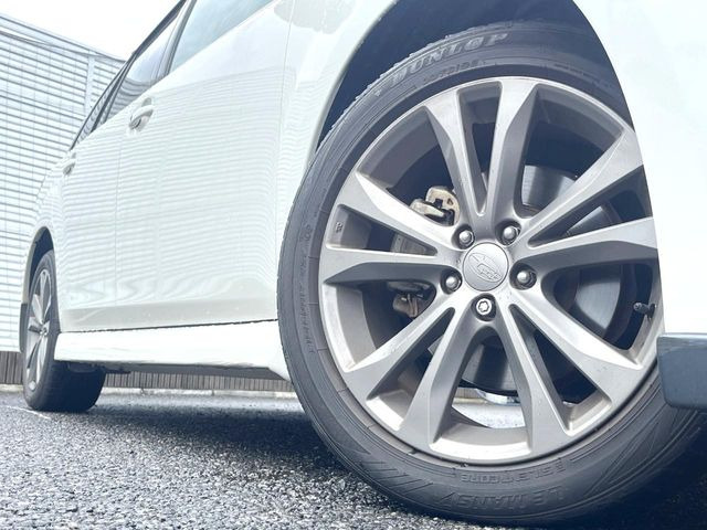 �y�����A���~�z�C�[���z�O�ςɃ}�b�`���������A���~�z�C�[���𑕒����Ă���܂��B�e��ЊO�A���~�z�C�[����A�X�^�b�h���X�^�C�����戵�����Ă���܂��B���񂲑��k����������