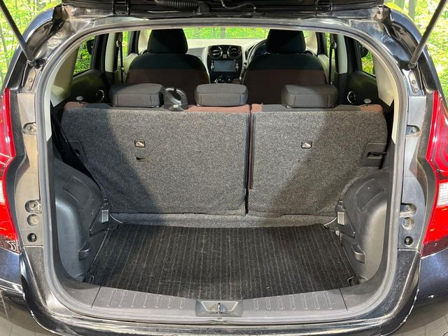 ���i�̂���������ʋ΁A���}���ɏ\���ȉ׎��X�y�[�X���m�ۂ��Ă���܂��B�Z�J���h�V�[�g��|���ƁA�傫�ȉו��̐ύڂ��\�ł���