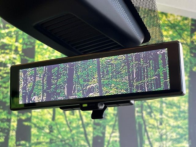 【インテリジェントルームミラー】後席の大きな荷物や同乗者で後方が確認しづらい時でも安心!カメラが撮影した車両後方の映像をルームミラー内に表示。クリアな視界で状況の確認が可能です!