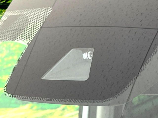 【ホンダセンシング】走行中に前方の車両等を認識し、衝突しそうな時は警報とブレーキで衝突回避と被害軽減をアシスト。より安全にドライブをお楽しみいただけます。