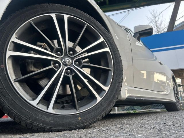 �y����17�C���`�A���~�z�C�[���z�O�ςɃ}�b�`���������A���~�z�C�[���𑕒����Ă���܂��B�e��ЊO�A���~�z�C�[����A�X�^�b�h���X�^�C�����戵�����Ă���܂��B���񂲑��k����������