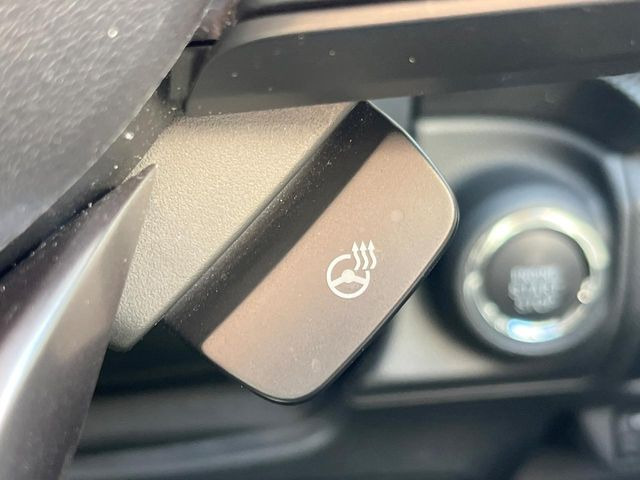 【ステアリングヒーター】冬場に冷たくなりやすい革巻きステアリングを、スイッチ一つで素早く適温に!エアコンよりも早く温まってくれるので、寒い日の運転も快適になりますね♪