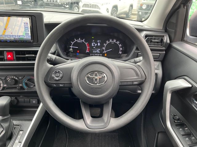 �C���e���A�ɍ��킹���f�U�C���̃X�e�A�����O�́A�^�]�������̂��Ƃ��l���A�^�]���₷���`��A�傫���ł��B�����x�A���ۂɐG���Ă��m���߂��������B