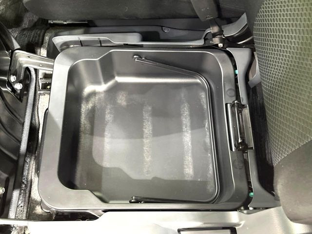 【シートアンダーボックス】シートの下に大容量の収納スペースが備わっており、靴や洗車グッズなど、外から見られたくないものをすっきり収納できて便利!