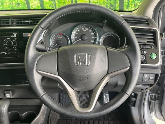 �C���e���A�ɍ��킹���f�U�C���̃X�e�A�����O�́A�^�]�������̂��Ƃ��l���A�^�]���₷���`��A�傫���ł��B�����x�A���ۂɐG���Ă��m���߂��������B