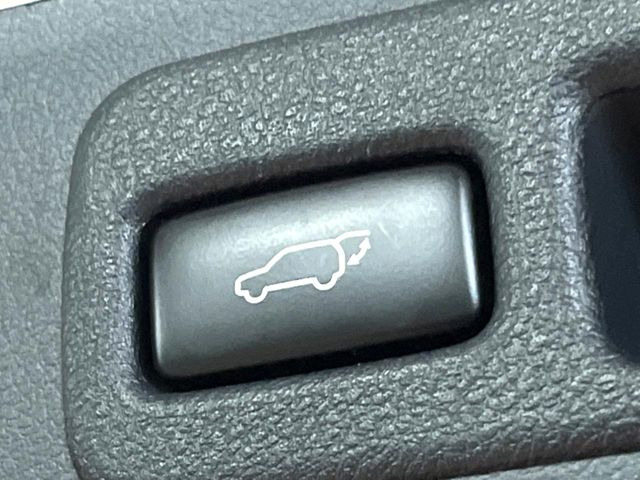 【パワーバックドア】スマートキーや運転席のボタンを押すだけでリアゲートが自動で開閉します!荷物を持っている時や、高い位置にあるバックドアを閉める際に便利な機能です♪