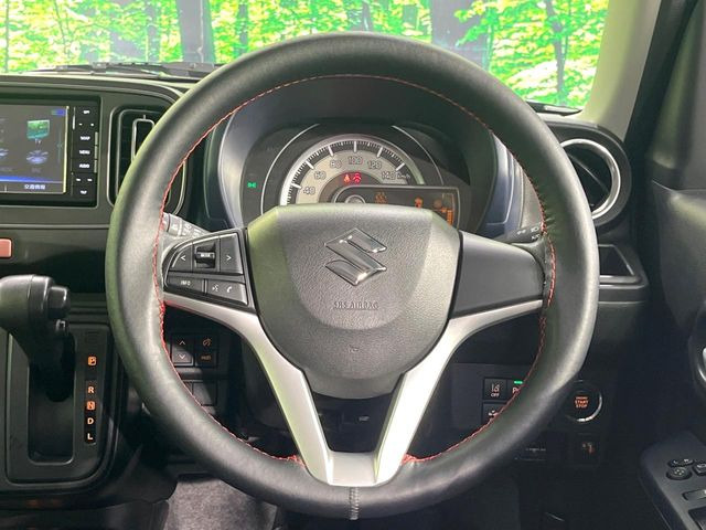 �C���e���A�ɍ��킹���f�U�C���̃X�e�A�����O�́A�^�]�������̂��Ƃ��l���A�^�]���₷���`��A�傫���ł��B�����x�A���ۂɐG���Ă��m���߂��������B