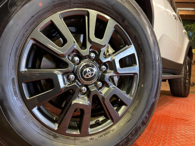 �y����18�C���`�A���~�z�C�[���z�O�ςɃ}�b�`���������A���~�z�C�[���𑕒����Ă���܂��B�e��ЊO�A���~�z�C�[����A�X�^�b�h���X�^�C�����戵�����Ă���܂��B���񂲑��k����������