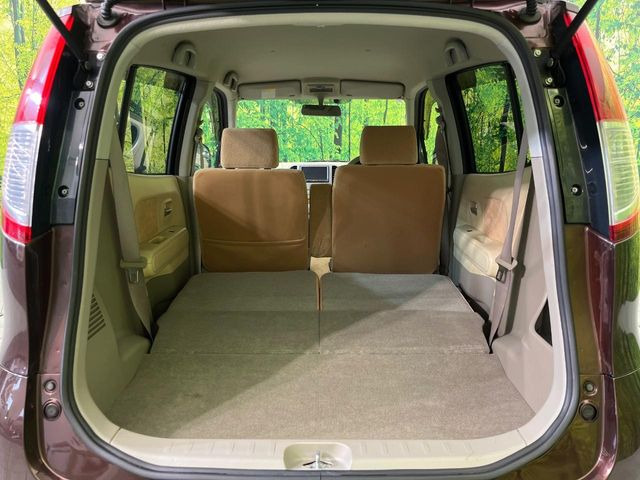 ラゲッジルームは、大容量のスペースを確保。普段のお買い物からレジャーまで、幅広く活躍してくれます!また、リアシートを倒すことでバリエーション豊かにお使いいただけます。