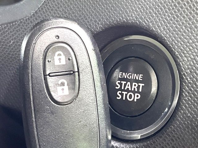 【キーレススタートシステム】カバンやポケットに入れたままでもドアの施錠・解錠が可能なスマートキーを装備。エンジンのオン・オフ時もカギを取り出す必要が無いからとっても便利です♪