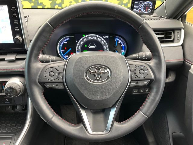 【純正革巻きステアリング】上質な革を使用することで、手にしっかり馴染みとても運転しやすいハンドルです♪