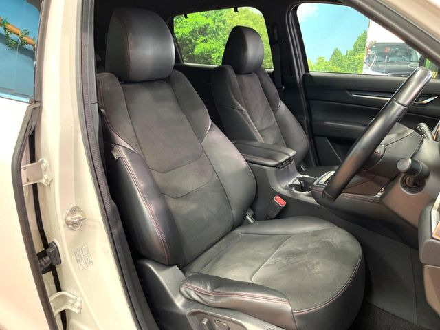 【ハーフレザーシート】高級感と座り心地を両立した人気のシート♪背面・座面のファブリック素材は、通気性の良さや滑りにくさに優れています。気温や服装に左右されず快適にお乗りいただけます。