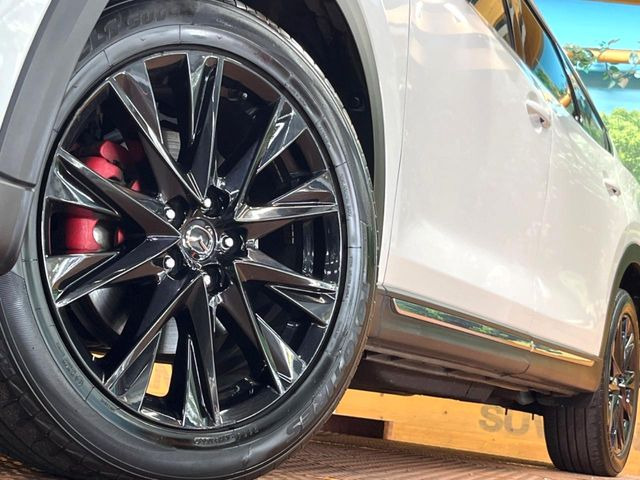 【グレード専用純正19インチアルミホイール】デザイン性の高い純正アルミホイールを装着しております。各種社外アルミホイールや、スタッドレスタイヤも取扱いしております。是非ご相談ください♪