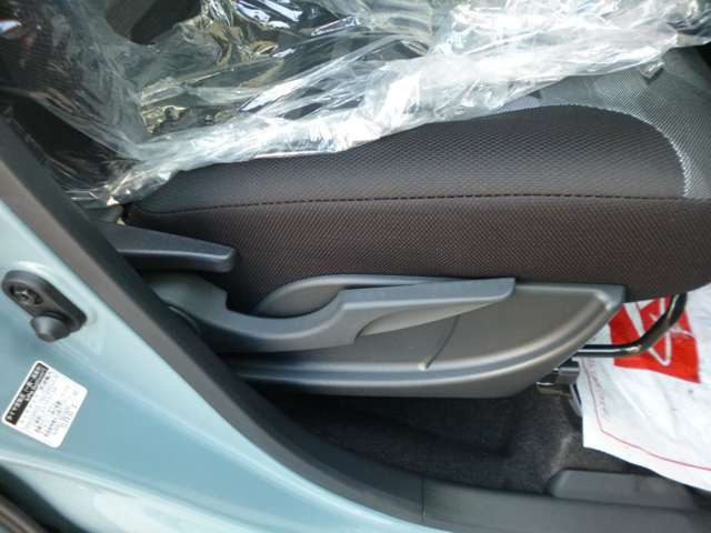 運転席にはシートリフターが付いていますので座高にあわせてドライビングポジションが決められます。