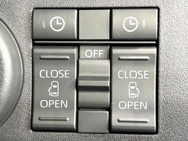 【両側パワースライドドア】スマートキーや運転席のスイッチで後席両側スライドドアの開閉が可能♪電動だから力を入れてドアを開ける必要が無く、小さなお子様でも簡単に開け閉めでき快適です♪