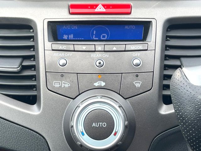【オートエアコン】一度お好みの温度に設定すれば、車内の温度を検知し風量や温度を自動で調整。暑い&hellip;寒い&hellip;と何度もスイッチ操作をする必要はありません。快適な車内空間には必須の機能ですね♪