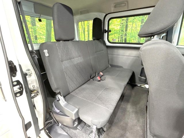 後部座席も気になるようなキズ・汚れやへたり等、大きなダメージはなく、良好な状態です。