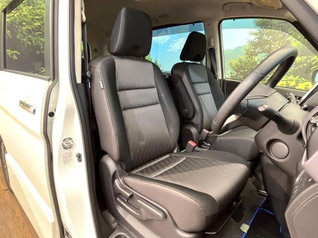 運転席シート廻りは使用感も少なく、良好な状態となっています。丁寧に使われていたことがよくわかりますね。