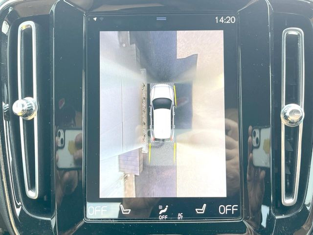 ●パノラミックビューモニター:専用のカメラにより、上から見下ろしたような視点で360度クルマの周囲を確認することができます☆死角部分も確認しやすく、狭い場所での切り返しや駐車もスムーズに行えます。