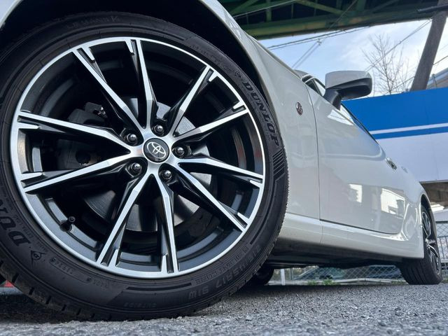 �y����17�C���`�A���~�z�C�[���z�O�ςɃ}�b�`���������A���~�z�C�[���𑕒����Ă���܂��B�e��ЊO�A���~�z�C�[����A�X�^�b�h���X�^�C�����戵�����Ă���܂��B���񂲑��k����������