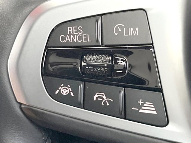 ●レーダークルーズコントロール:前の車との車間距離を一定にとりつつ、一定速度で自動走行してくれる次世代のクルーズコントロール!主に高速道路や自動車専用道路で使用する便利な機能です!