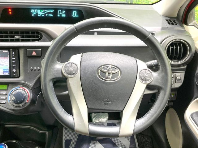 �C���e���A�ɍ��킹���f�U�C���̃X�e�A�����O�́A�^�]�������̂��Ƃ��l���A�^�]���₷���`��A�傫���ł��B�����x�A���ۂɐG���Ă��m���߂��������B