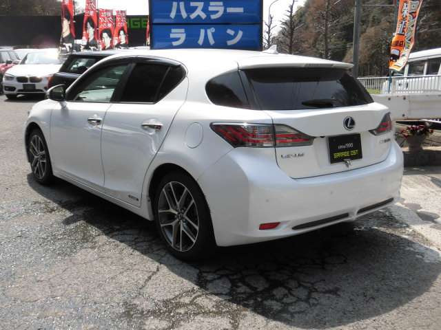 こちらのCTはオークション評価5点中4点評価がついている状態の良い車両になります^^定休日無しで営業しておりますので、お気軽にお立ち寄り下さい^^