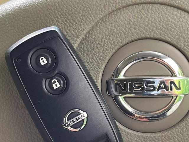 【インテリジェントキー】カバンやポケットに入れたままでもドアの施錠・解錠が可能なスマートキーを装備。エンジンのオン・オフ時もカギを取り出す必要が無いからとっても便利です♪