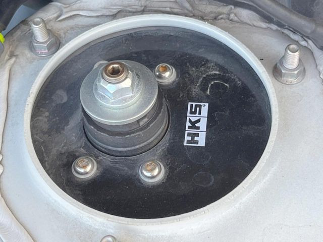 �yHKS���ԍ����z�ԍ����Ⴍ�Ȃ�A�X�^�C���b�V���Ȍ����ڂƂȂ��Ă���܂��B�ԗ��̏d�S�������鎖�ŁA���s���̈��萫�����サ�܂���